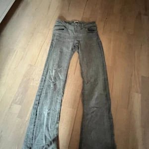 Gina jeans - Gråa gina jeans, för små. 