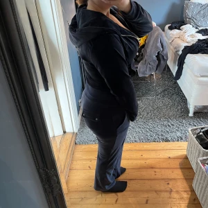 juicy couture byxor  - jag säljer mina juicy byxor då dom inte va i samma färg som min tröja! ena metall saken på en av snörena gått av. pris kan diskuteras!!!