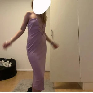 Långklänning  - ännu en super fin lång klänning men tyvärr lite stor på mig. Knyter i nacken så man kan välja hur tajt och urringad den ska vara🩷