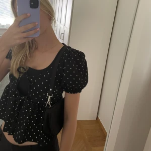 Svart väska💗 - Supersöt och praktisk väska i nyskick som inte kommer till  användning!🌸Priset är diskuterbart!