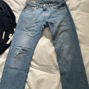 Levi’S 501 Jeans - Levi’S 501 jeans i bra skick, endast använda ett fåtal gånger. Cond 8/10 general wear vid fickorna. Fitpic kan självklart lösas!