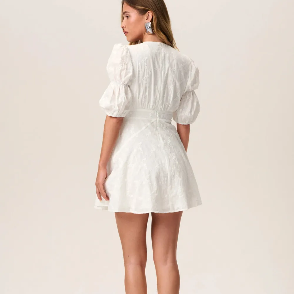 Säljer denna superfina adooreklänning i nyskick, endast använd 1 gång, perfekt sommar- eller studentklänning. Upplever den stor i storlek, mer som en 38.. Klänningar.
