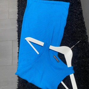 Klänning - Stretchig klänning som sitter längs med kroppen. Superfin blå färg!! Storlek XS från Bershka💙