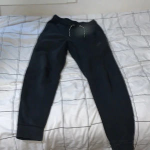 NIKE TECH byxor - Använt skick Storlek XS 400kr en liten reva på baksidan men inget som syns TRÖJA FINNS I PROFIL