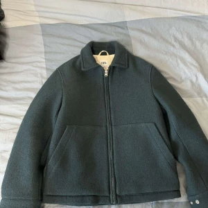 Jacka - Säljer min jättefina gröna Zara jacka som jag köpte i vintras men endast hann använda kort tid. Tjock och varm samt ull material på utsidan. Köpt för 1500 storlek S perfekt för hösten sant vintern 