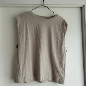 beige tröja H&M, strl L - Beige t-shorts utan ärmar, storlek L.  Använd ca 1-2 ggr, som nyskick!