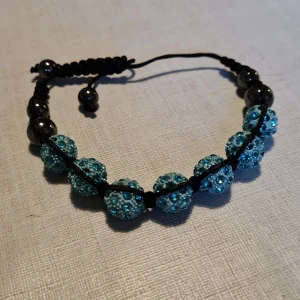 Armband  - Fint armband. Kan ställa in storleken på den. Knappt använd. Fint skick. 