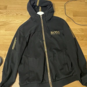 Hugo boss  - Hej säljer nu min Hugo boss tröja äkta finns inte att köpa längre väldigt bekväm tröja de är storlek L men jag har men den passar storlek M😃 de som är på tröjan är en liten fläck men de går bort om de man Bara tvättar kan göra de om du är intresserad