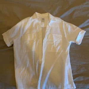 Kortärmad skjorta från Zara - Vit kortärmad skjorta från Zara i storlek S