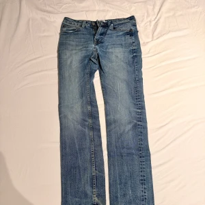 Ljusblå jeans - Bra skick förutom ett litet hål längst ned på ena benet ,Slim fit (slimmy) lager 157