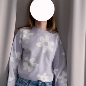 En lila blom tröja  - En lila blom tröja från Hm, jättefint skick. Storlek 146/152