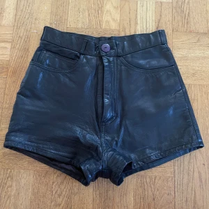 Läder shorts  - Retro läder shorts! I använt men fint skick:)  Uppskattar till storlek 34 Äkta läder