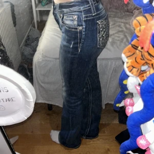 Miss me jeans - Säljer mina missme jeans💖W:26 L:34 🌼De enda defekterna byxorna har är längst ner vid hälen annars är dom i fint skick. 💘Byxorna är köpta i slottsbutiken för 1799kr för ca ett halvår sen🤍