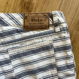 Lågmidjade shorts - Super söta randiga shorts m lågmidja från polo ralph lauren. Storlek 12, men skulle säga att de passar xs. 