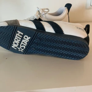 Tennis skor retro  - Super fräscht använd en gång . Det säger strl  39 men de är stora   passar till 40 