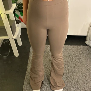 Bootcut leggings  - Jätte sköna och fina bootcut leggings. Säljer pågrund av att dom aldrig kommer till användning. Dom är aldrig använda. Jag är 160cm💕