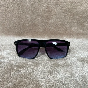 ”Rayban boyfriend” - Säljer dessa identiska solglasögon som liknar rayban boyfriend vilket är en väldigt eftertraktad modell. brillorna är väldigt högkvalitativa till sitt pris med ett uv skydd på 400!(FRAKTAR INOM 12 TIMMAR!) 💬Skriv vid minsta intresse!💬 