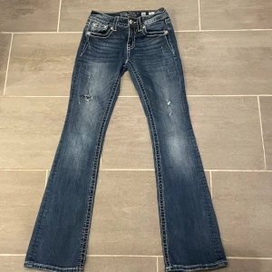 MISS ME jeans - Ett par feta missme jeans i storlek. 26,midja:30 Ytterbenslängd: 105, innebenslängd:85 benöppning:22. Tyvärr har vi inga bilder hur de sitter på så jämför gärna måtten med ett par egna byxor. Skriv på dm vid frågor eller fler bilder💫