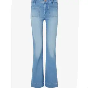 Säljer dessa super snygga wrangler jeans. Köpta för 949kr, säljer för 350kr+frakt. Är även uppsydda hos skräddare till innerbenslängd 75. Lite missfärgade längst ner vilket syns på sista bilden.