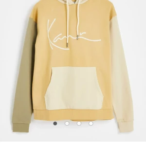 Karl kani hoddie - Cool hoddie från Karl kani, nyskick knappt använd funkar till både killar och tjejer! Brun och beige, blockfärgad huvtröja med signatur