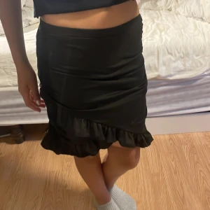 Svart kjol😻 - Jätte fin kjol från SHEIN! Den har använts 3 gånger. Inga hål eller fläckar💕 Har en scrunch på sidorna också Skriv om du har frågor!❤️