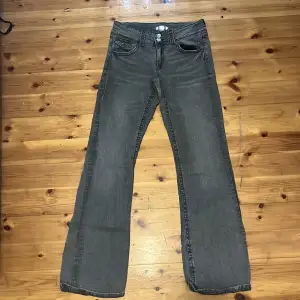 Lågmidjade jeans från Gina Young i storlek 170 eller 34/36. Tyckte de var lite korta. Endast använd 1 gång, fortfarande i nytt skick. Köptes för 300kr. 