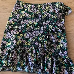 Säljer denna gulliga kjol från vero Moda. Använd några gånger, men i väldigt bra kvalite. Säljer pågrund av att den är för liten. Skriv om du vill ha fler bilder eller har några frågor💕