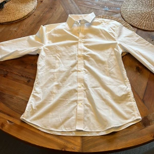 Vit HM skjorta storlek M - Mycket bra skick, använd 1 gång, Vit skjorta från HM storlek M slim fit