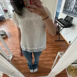 Only blus - Superfin vit blus från only i strlk xs, knappt använd💞💞 (Lånad bild)