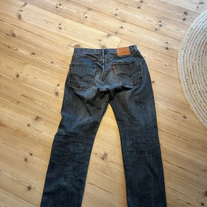 Levi’s 501 - Använda jeans i gott skick. Modellen är levi’s 501 93 och storleken är 31/32. Köpt på herravdelningen ett par år sedan