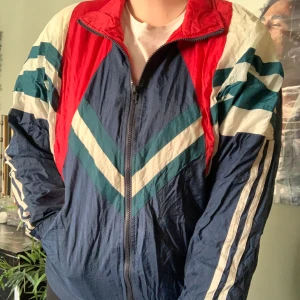 Vintage vindjacka -  Bra skick , Köpte den själv på en second hand för 200 kr, jag själv har dock använt Den ungefär tre gånger då jag har väldigt många andra jackor. Samma blåa färg på baksidan