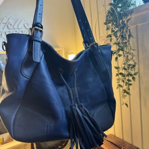 Blå vintage väska - En mörkblå väska från 90/tidigt 2000-tal✨ Använd några få gånger men i väldigt bra skick🫶 Skriv till mig om fler bilder önskas🥰