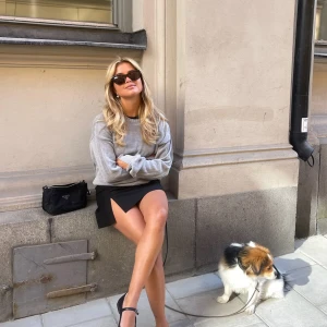 Djerf Avenue kjol - Säljer denna must have skirt från Djerf Avenue i färgen svart. Kjolen är i bra skick. Säljer min då den har blivit för liten för mig och därmed kommer inte till användning.  Ordinarie pris: 949