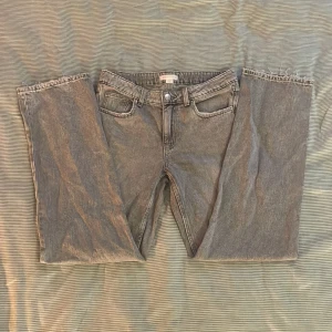 Gråa jeans - Näst intill låg missade låg midjade jeans. Använda fåtal gånger. Inga defekter förekommer. Storlek 158. Köpare står för frakt.