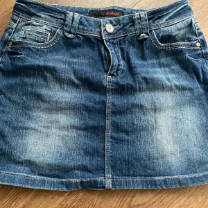 Lågmidjade jeanskjol - Jeanskjol i stl M och är i bra skick.