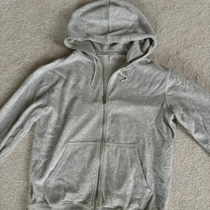 Weekday tröja  - Tjena, säljer min snygga weekday kofta då den inte kommer till användning. Storleken är M. Vid andra frågor eller funderingar så är det bara att höra av dig. 