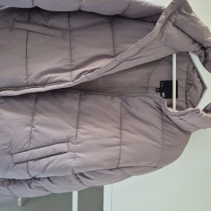 En grå dunjacka från lager 157 - Den är i bra skick, använd 1 gång, storlek M och färgen är grå. (Säljer den eftersom den är förstor)