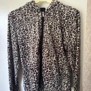 Leopard - Befintligt skick, en velour hoodie från Gina Tricot.  St: S