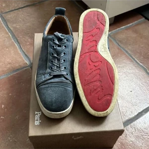 Christian Louboutin Skor! - Hej, Säljer nu min Louboutin skor. Jätte bra skick, använda ett fåtal ggr därför lite smutsiga! Passar verkligen till allt o e riktigt feta!