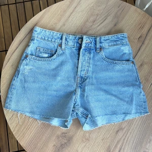 Jeansshorts H&M - Assnygga shorts från H&M. Köpta förra året, men har tyvärr blivit lite för små. Använda ca 5 ggr. De är i storlek 38, men de är ganska tajta i midjan, skulle säga att de snarare passar en 34/36. 