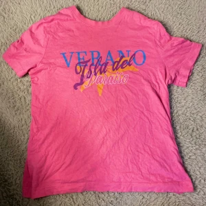 Somrig tröja - Jättefin somrig t-shirt ifrån hm! Så söt💕 säljer pga för liten💕. Den är använd men är fortfarande i bra form 🎀🎀 