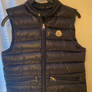 Moncler väst - Nu säljer jag min moncler väst för jag har växt ur den. Den är toppskick 10/10. Jag fick den i present i April. Priset kan sänkas vid en snabb och smidig affär. Kom privat för mer info.😁