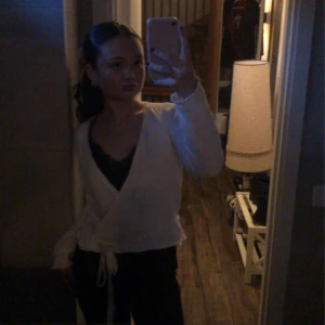 Vit omlottkofta  - Säljer denna supersöta omlottkoftan❤️ passar mig i storlek xs-s, bra skick och inga defekter