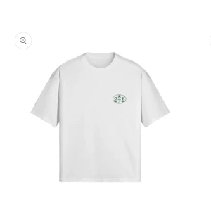 T-shirt  - Helt ny!! Endast testad, säljer pga för stor  Storlek M, passar L (stor i stoleken)  Oversize T shirt  Nypris 899 Mitt pris 299!