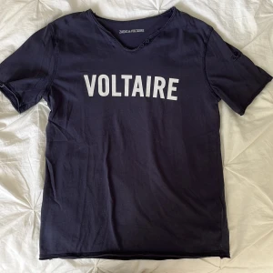 Mörkblå zadig t-shirt - En jätte snygg Zadig t-shirt i jätte bra skick. Använd några gånger men inget som syns på själva t-shirten💕 Säljer på grund av att den ej kommer till användning