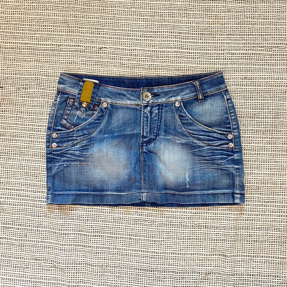 Världens finaste minikjol i jeans, så coola fickor och detaljer😍 Stl 32/M 41cm rakt över midjan. Kjolar.