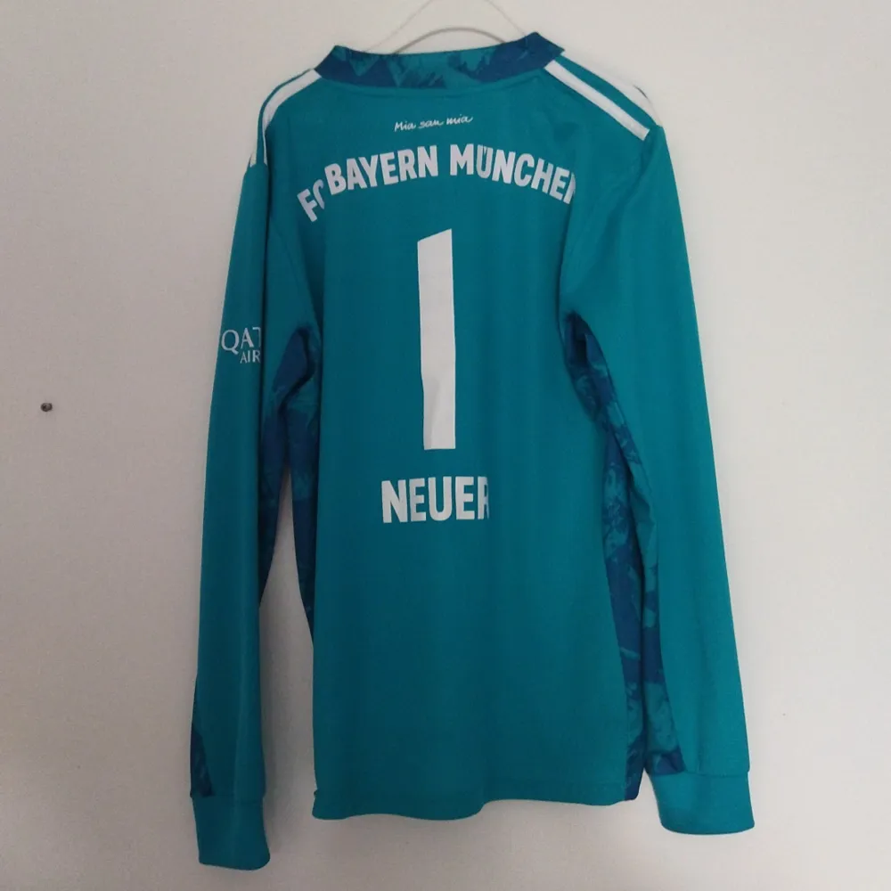 Hej säljer en Bayern München målvaktströja med Neuer på baksidan skick 9/10 . T-shirts.