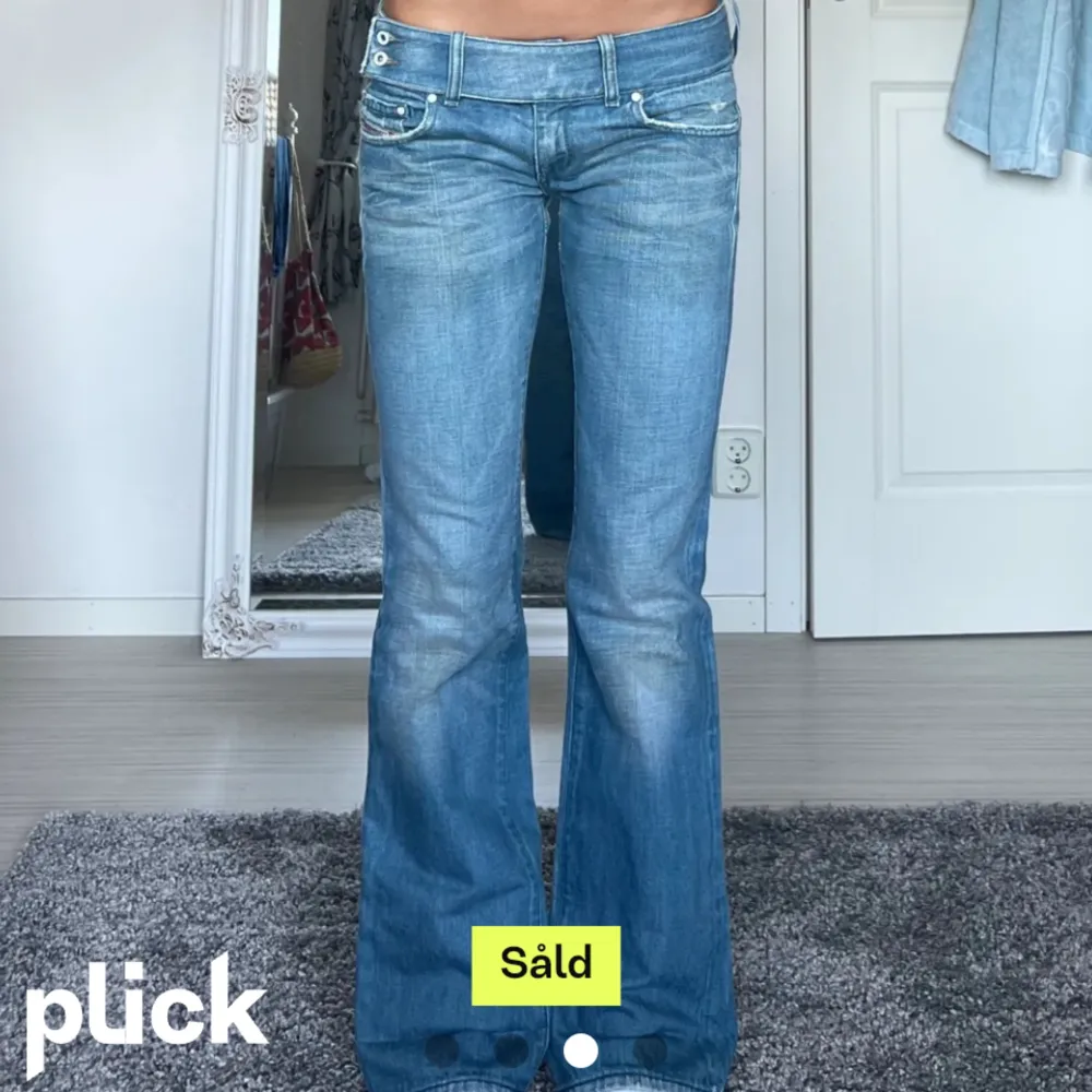 Hej jag säljer dessa jeans som jag nyligen köpt på Plick! Jag säljer pga att dem var för korta i benen tyvärr men är i superbra skick och jättefina. Bilderna är från hon jag köpte dem av och kan inte ta några egna eftersom de är för små💗. Jeans & Byxor.