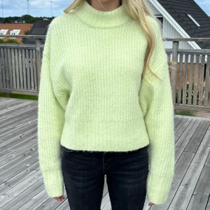 ginatricot tröja  - Stickad ljus grön tröja från Ginatricot i storlek S. Köpt för längesen men endast använd fåtal gånger.   Frakt tillkommer   Tvättad varsamt så den är inte nopprig.  Mjuk i materialet.  Kan upplevas lite stor. Ingen nackdel dock, bara extra mysig🥰