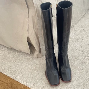 Alohas stövlar - Stövlar i skinn från ahloas, med ”trä” klack! Super snygga boots med fyrkantig tå som är använda några få gånger men är i väldigt bra skick! Strl 37🌸